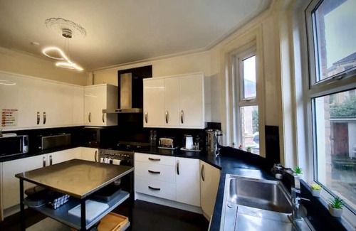 Bournemouth City Centre House | Elegant and Central Bournemouth Beach Townhouse. Family Friendly, Self Catering