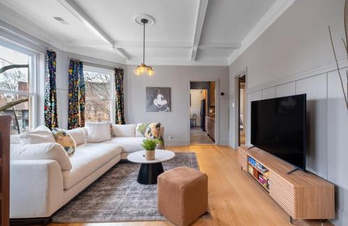 Rogers Park Apartment | Elegant and Chic 2Bed 2Bath steps from the lake!