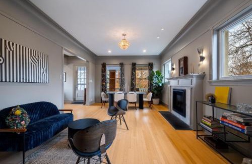 Rogers Park Apartment | Elegant and Chic 2Bed 2Bath steps from the lake!