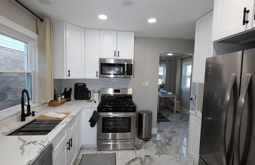 Oak Lawn House | Elegant and Cozy 2 Bedroom Recently Renovated Home