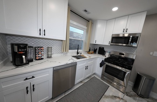 Oak Lawn House | Elegant and Cozy 2 Bedroom Recently Renovated Home