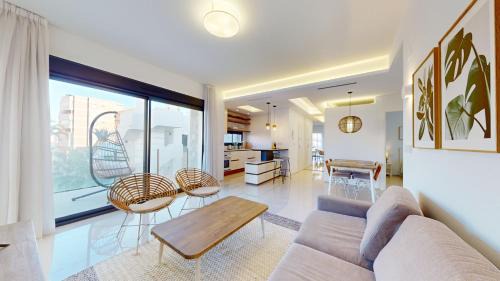 Els Arenals del Sol Apartment | Elegant apartment with pool AC and balcony
