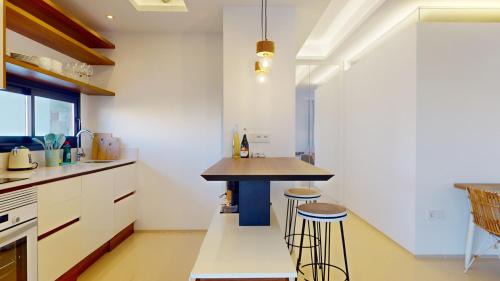 Els Arenals del Sol Apartment | Elegant apartment with pool AC and balcony