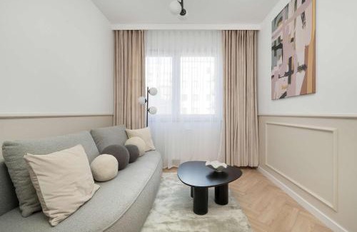 Fabryczna Apartment | Elegant Apartment with Parking near the Odra River by Renters Prestige
