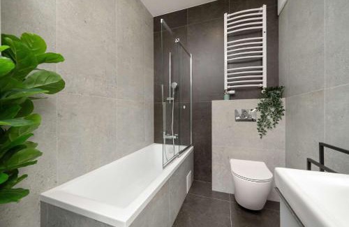 Fabryczna Apartment | Elegant Apartment with Parking near the Odra River by Renters Prestige