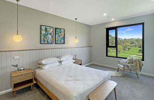 Batemans Bay Apartment | Elegant Batemans Bay Stay with Golf Course Views