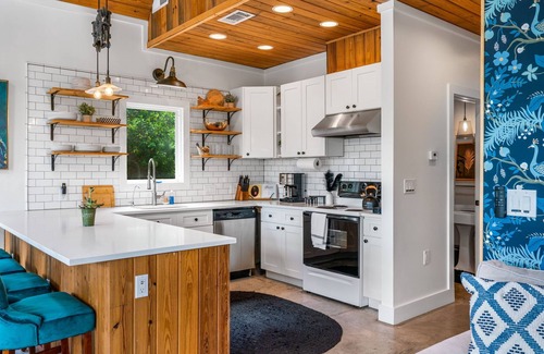 Kyle Cabin | Elegant Birdhouse Cabin with 🔥Heated🔥 Cowboy Pool