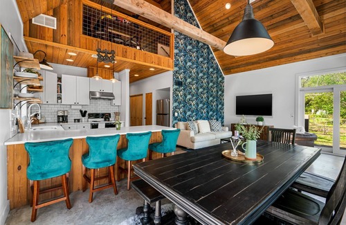 Kyle Cabin | Elegant Birdhouse Cabin with 🔥Heated🔥 Cowboy Pool