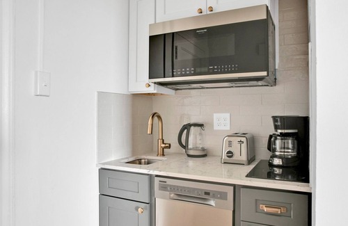 North Brookline Apartment | Elegant Brookline Studio w/Gym & W/D, by Blueground