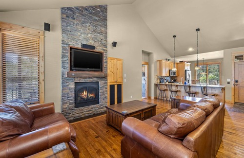 Powell Butte Cabin | Elegant Cabin Retreat at Brasada Ranch | Golf Views, Private Decks & Resort Perks