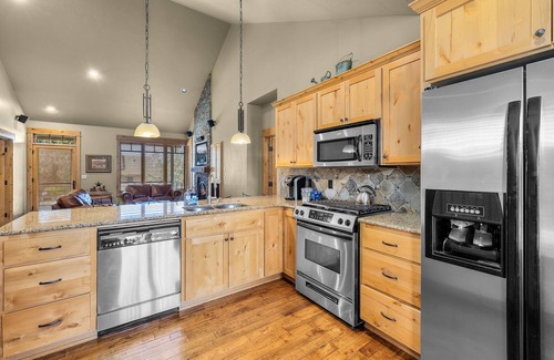 Powell Butte Cabin | Elegant Cabin Retreat at Brasada Ranch | Golf Views, Private Decks & Resort Perks