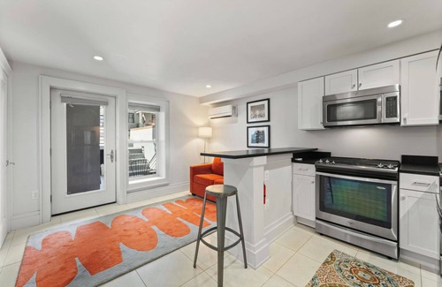 Barney Circle Apartment | Elegant Capitol Hill Apartment/One block to Metro