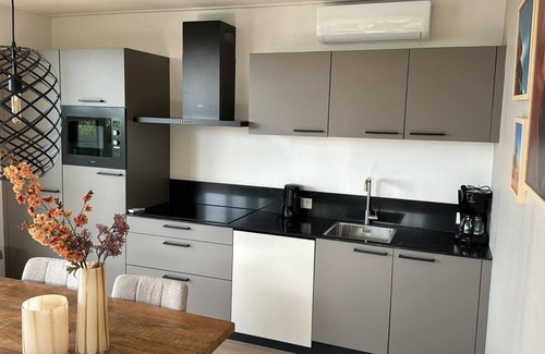 Lathum House | Elegant chalet for 4 people with 2 bathrooms, a terrace, free WiFi, and a luxury kitchen.