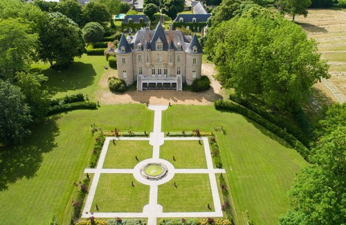 Vallon-sur-Gee Cottage | Elegant Château with Pool, Historic Park, and Modern Amenities in Scenic France