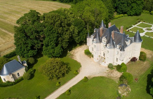 Vallon-sur-Gee Cottage | Elegant Château with Pool, Historic Park, and Modern Amenities in Scenic France
