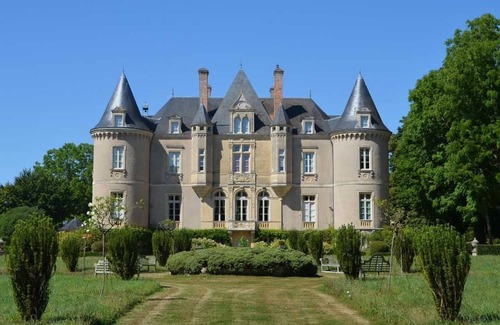 Vallon-sur-Gee Cottage | Elegant Château with Pool, Historic Park, and Modern Amenities in Scenic France