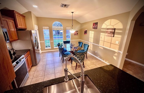 Victoria House | Elegant cozy cottage located in the heart of Victoria, Texas,