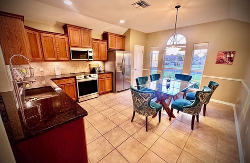 Victoria House | Elegant cozy cottage located in the heart of Victoria, Texas,