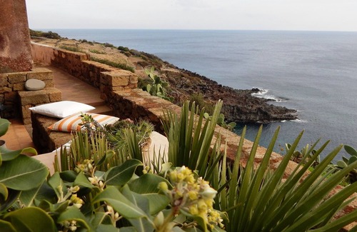 Pantelleria House | Elegant dammuso on the sea