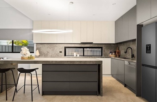 Picnic Point House | Elegant Designer House - Family & Pet Friendly