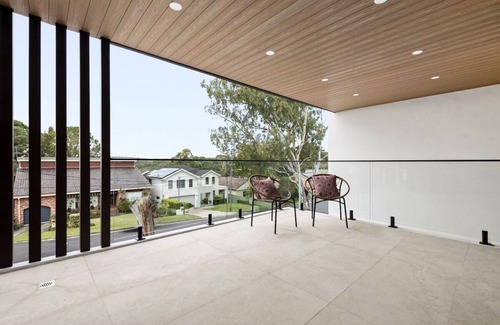 Picnic Point House | Elegant Designer House - Family & Pet Friendly