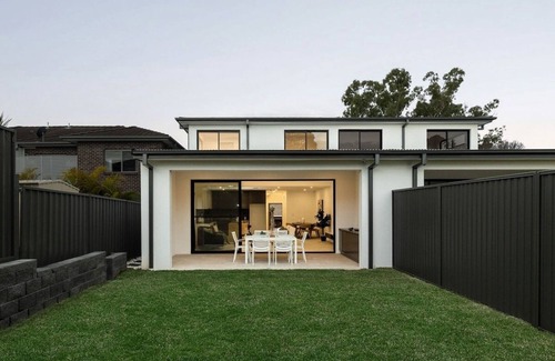 Picnic Point House | Elegant Designer House - Family & Pet Friendly