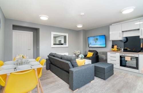 Amesbury Apartment | Elegant Flat Near Stonehenge Amesbury Town Center Smart TVs Netflix FREE PARKING