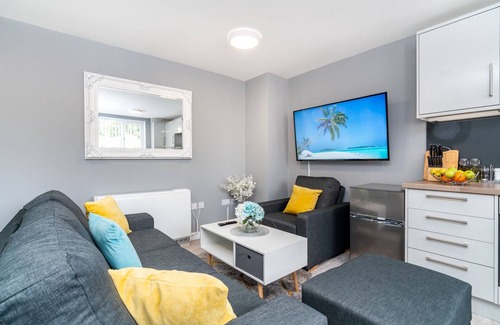 Amesbury Apartment | Elegant Flat Near Stonehenge Amesbury Town Center Smart TVs Netflix FREE PARKING