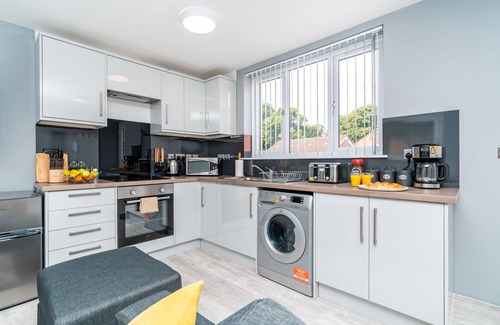 Amesbury Apartment | Elegant Flat Near Stonehenge Amesbury Town Center Smart TVs Netflix FREE PARKING