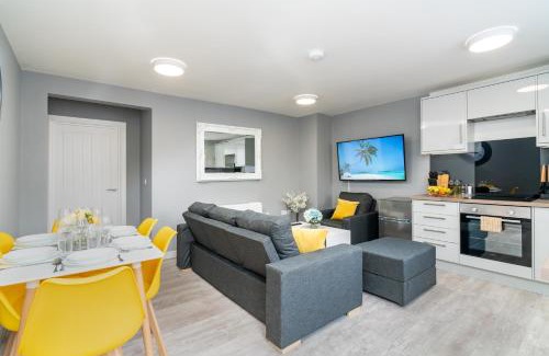 Amesbury Apartment | Elegant Flat Near Stonehenge, Amesbury Town Centre Smart TVs Netflix FREE PARKING