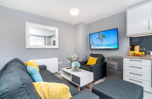 Amesbury Apartment | Elegant Flat Near Stonehenge, Amesbury Town Centre Smart TVs Netflix FREE PARKING