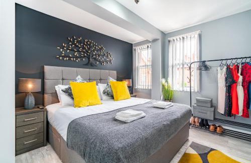 Amesbury Apartment | Elegant Flat Near Stonehenge, Amesbury Town Centre Smart TVs Netflix FREE PARKING
