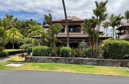 Kahaluu-Keauhou House | Elegant Giant Oceanfront Estate - steps to Magic Beach with pool, sub zero
