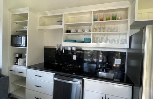 Antoneys Cay House | Elegant Guest house walking distance to beach, pool, snorkeling, kayak and more.
