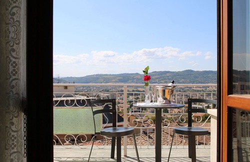 Gualdo Tadino House | Elegant guesthouse in the historic center