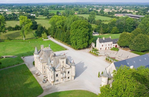 Yvetot-Bocage Cottage | Elegant historic castle with pool, tennis, and Wi-Fi in Yvetot-Bocage
