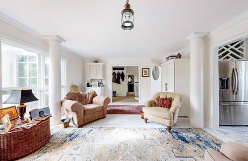 Epworth Acres House | Elegant house in St. Simons Island - two ponds, pool, & wood-burning fireplace