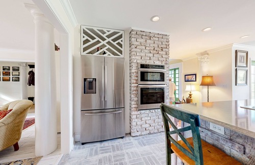 Epworth Acres House | Elegant house in St. Simons Island - two ponds, pool, & wood-burning fireplace