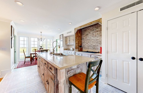 Epworth Acres House | Elegant house in St. Simons Island - two ponds, pool, & wood-burning fireplace