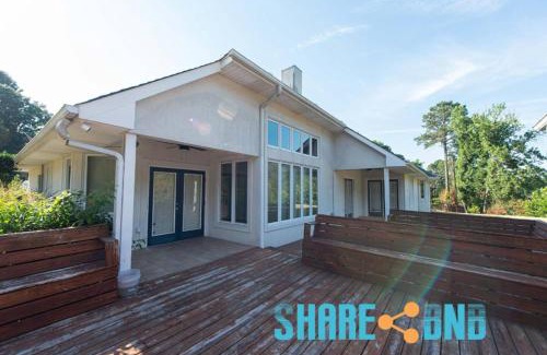 Little Rock House | Elegant Lakefront Home W Covered Patio