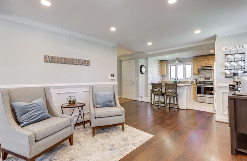 Middleburg House | Elegant Middleburg Manor with 3 Bedrooms 2 Baths