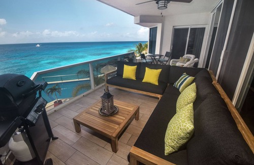 Zona Hotelera Norte Condo | Elegant Oceanfront Condo with Double Master Suites