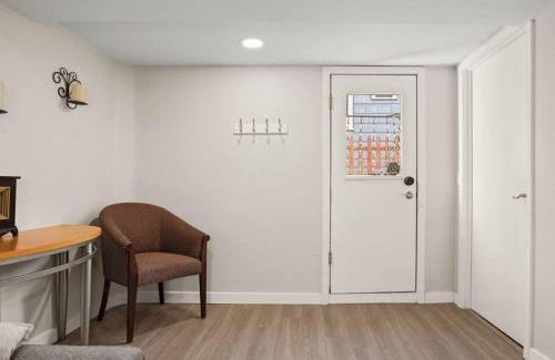 Richmond Apartment | Elegant Richmond Gem nestled up to Hawthorne Blvd.