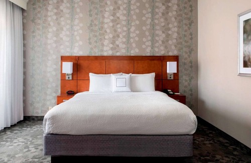 Middletown Hotel | Elegant Room Near Tourist Spots w/Hot Tub, Pool Access, and Free Parking