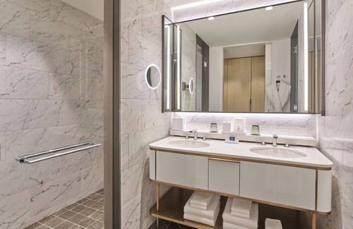 Fort Worth Cultural District Hotel | Elegant Room w/Balcony Designed for Arts & Leisure