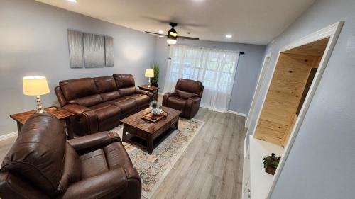 Denison House | Elegant Spacious 3 Bedroom Home fenced back yard and Garage
