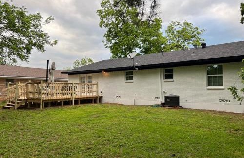 Denison House | Elegant Spacious 3 Bedroom Home fenced back yard and Garage