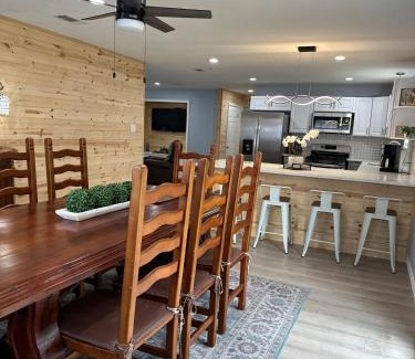 Denison House | Elegant Spacious 3 Bedroom Home fenced back yard and Garage