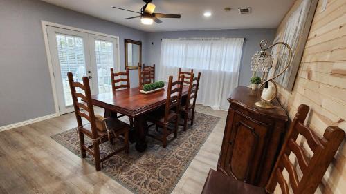 Denison House | Elegant Spacious 3 Bedroom Home fenced back yard and Garage