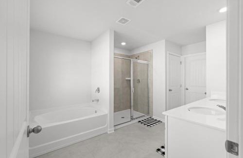 Buford House | Elegant Townhouse Retreat Near Mall Of Georgia